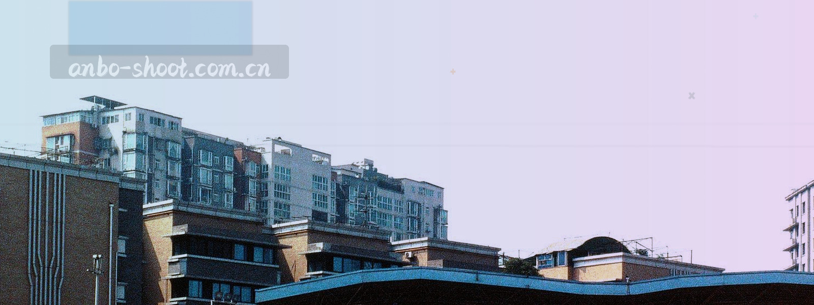 夜色中球网与边线的近景特写，冷蓝调，无人物正脸